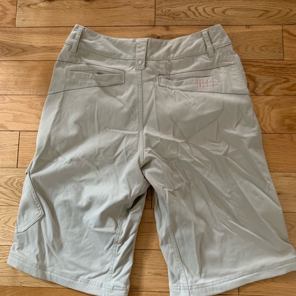 Lululemon cargo shorts size 30 - Picture 4 of 5